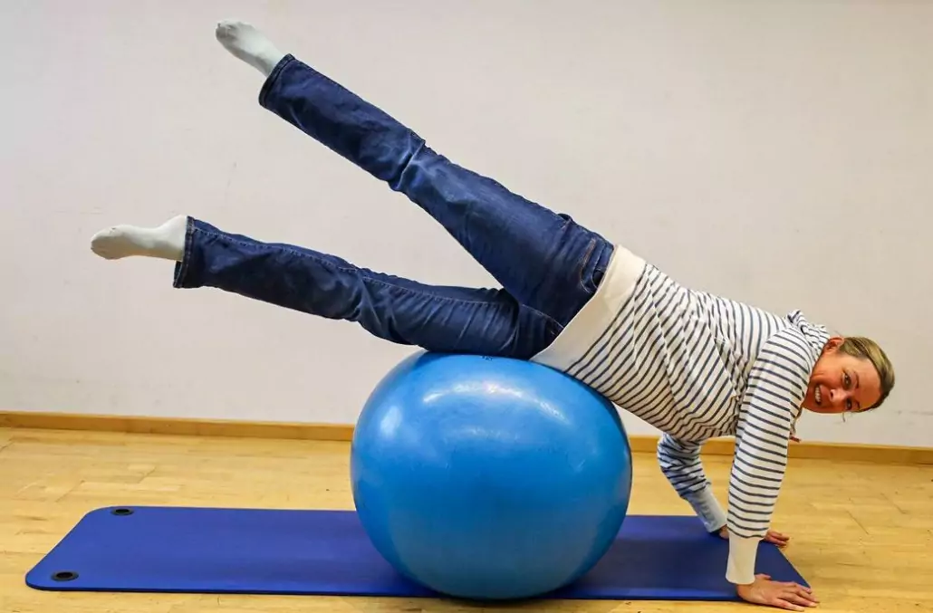 Anne Aschenbrenner auf Gymnastikball als Symbolbild für Online-Kurse